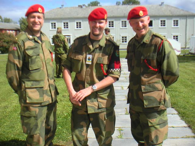 2004_Nidaros/Juni/06Ny_Dag/Maj_Terje_med_venner.jpg