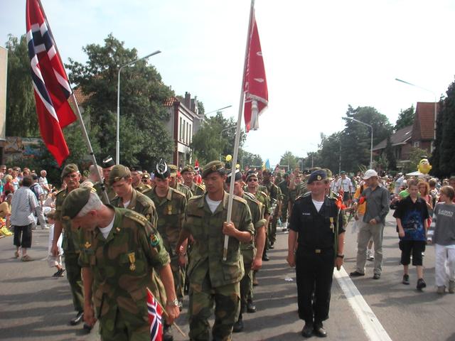 Oberst_Eide_og_hele_den_norske_delegasjonen_p%E5_innmarsjen.jpg