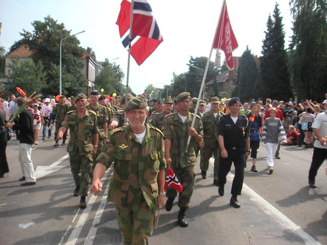 Oberst_Eide_og_hele_den_norske_delegasjonen_p%E5_innmarsjen2.jpg