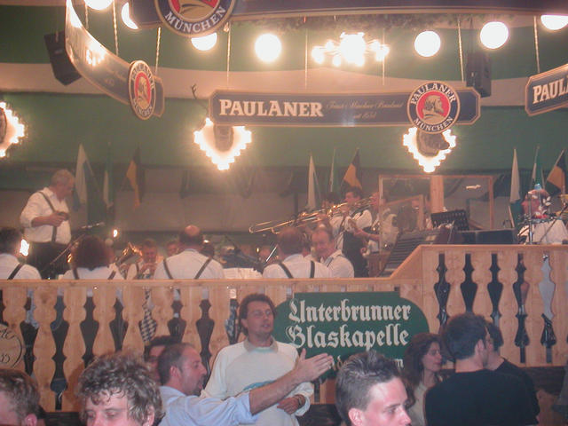 Paulanerzelt_Band.jpg