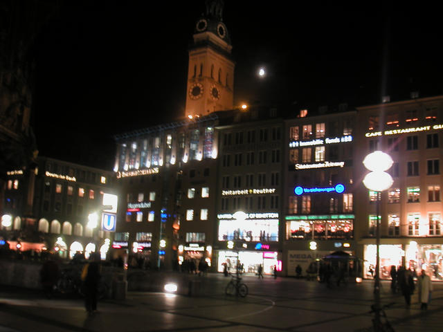 Marienplatz_und_Mond.jpg