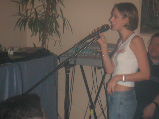 23Goethe_Abschiedsfest/Anne_Karaoke.jpg