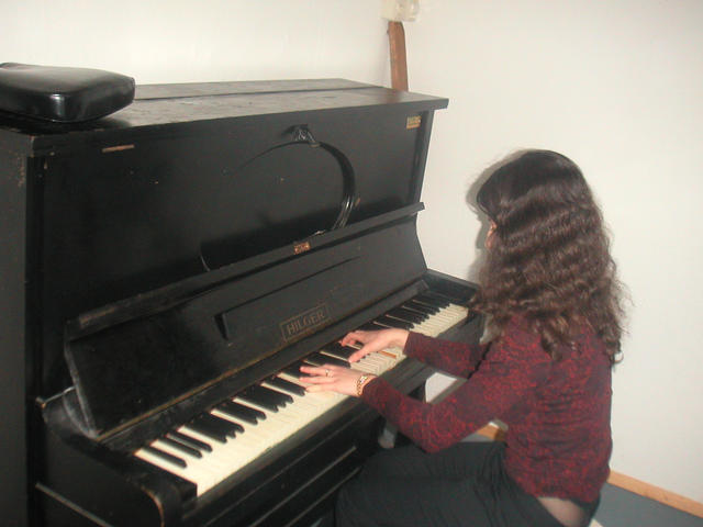 Julia_Piano2.jpg