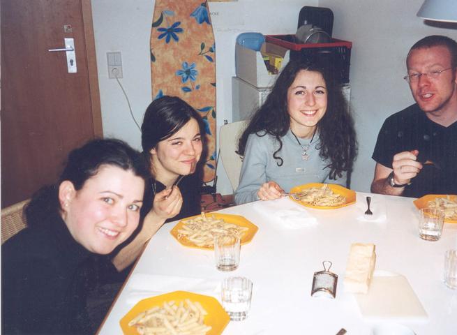 01_05_Praha/Carlotta_Silvia_Monica_und_David_essen.jpg