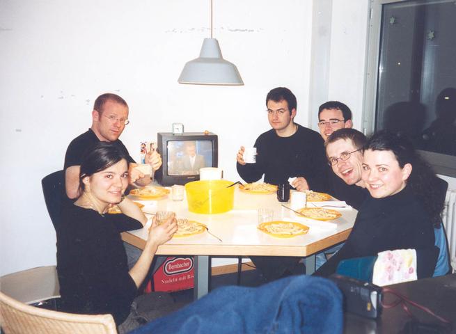 01_05_Praha/Silvia_David_Kostis_Antoine_Rune_und_Carlotta_essen.jpg