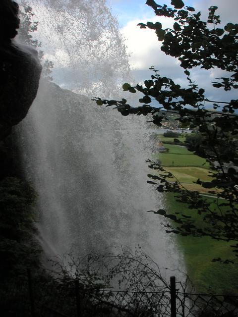 Utsikt_gjennom_fossen4.jpg