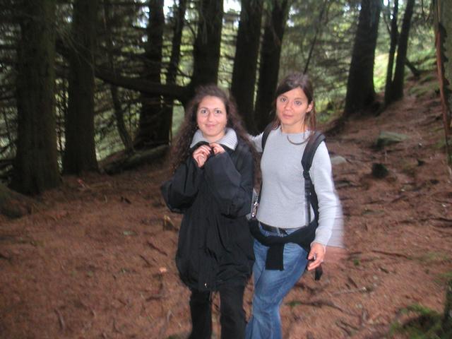Monica_og_Silvia_i_skogen.jpg