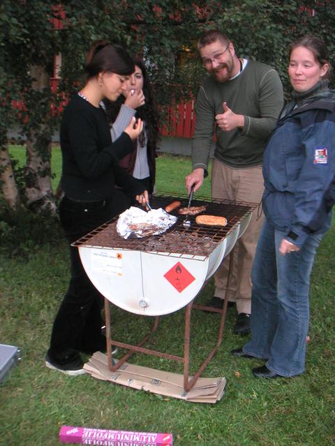 Silvia_Monica_H%E5vard_og_Ingunn_griller_marshmallows.jpg