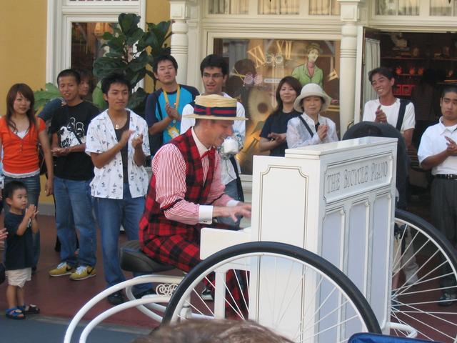 08DisneyLand/BicyclePiano.jpg