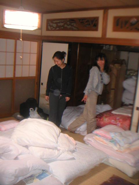 Naho_and_Eriko_bedtime2.jpg