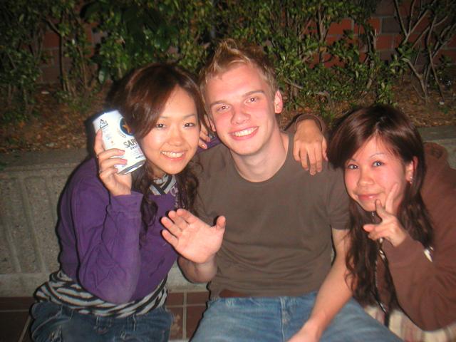 Reiner_with_japanese_girls.jpg