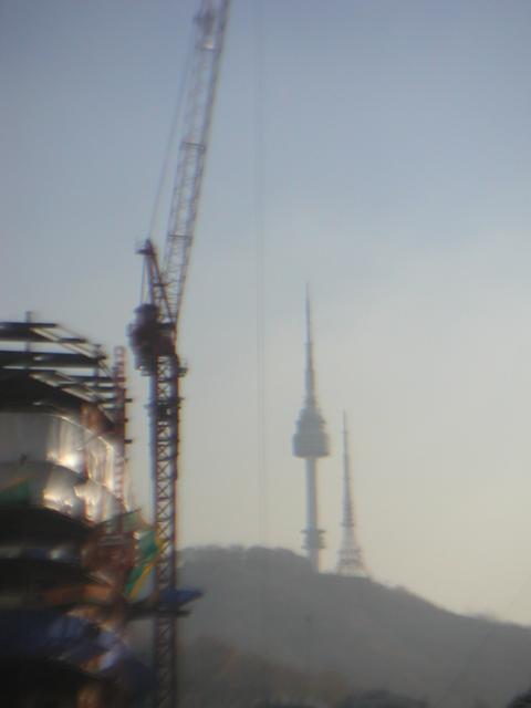 Cranes_and_Seoul_Tower.jpg