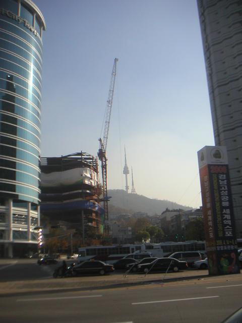 Seuol_City_Tower_and_Seoul_Tower.jpg