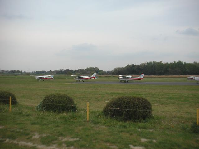 Cessna_formation_parking2.jpg