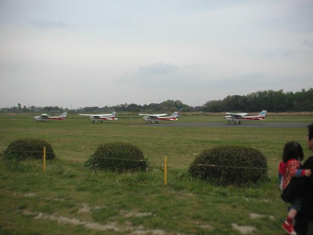 Cessna_formation_parking3.jpg