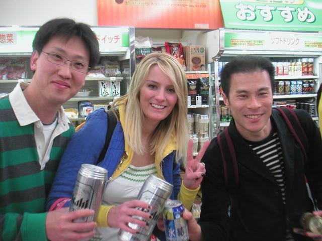 02SkiingGalaYuZawa/Chun_Liz_and_Ninomi_Beer.jpg