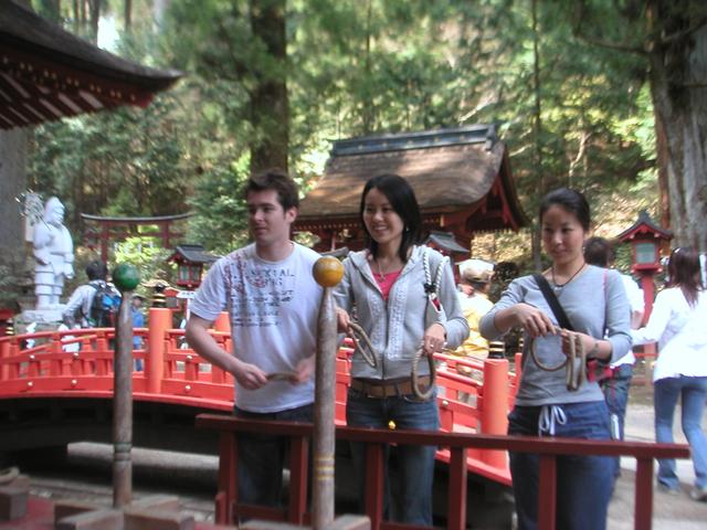 04Nikko/David_Minami_and_Naho_throwing_rings.jpg