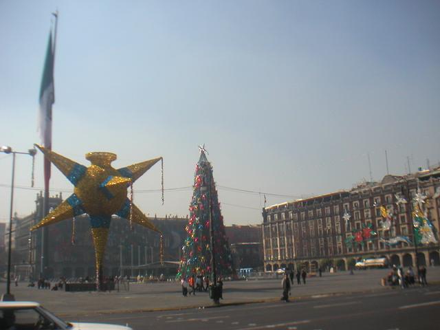 Flag_Pinata_and_Christmas_Tree2.jpg