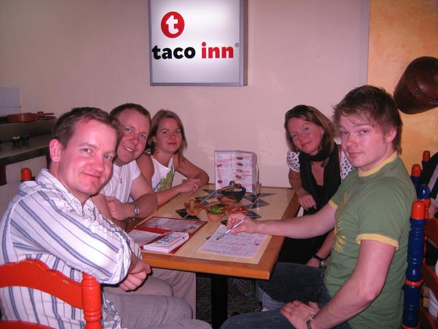 Rolv_Mathias_Cecilie_Lillian_og_Frode_tacoinn.jpg