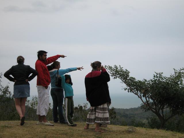 Angel_Cente_Claudia_X_and_Alma_pointing.jpg