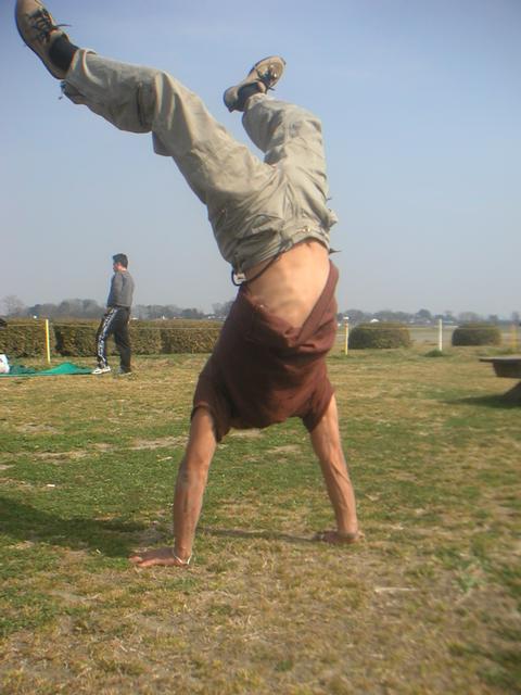 04LunchKatsuMC/Kenta_handstand2.jpg