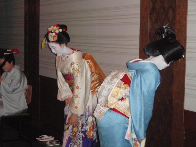 Geisha_Maiko_and_Geiko3.jpg