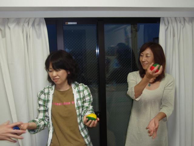 Matsui_and_Kodaka_juggling.jpg