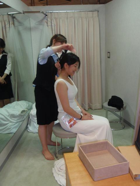 19WeddingDress/Staff_and_Sachiko4.jpg