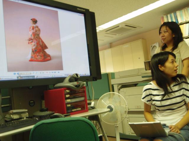 Wang_and_Liu_showing_wedding_pictures.jpg